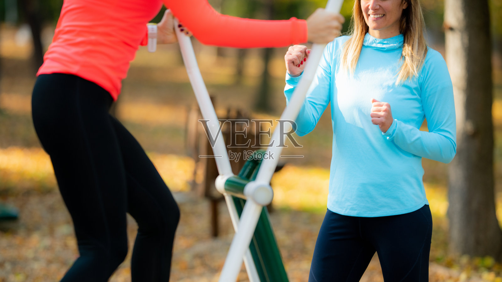 在户外健身房锻炼。照片摄影图片