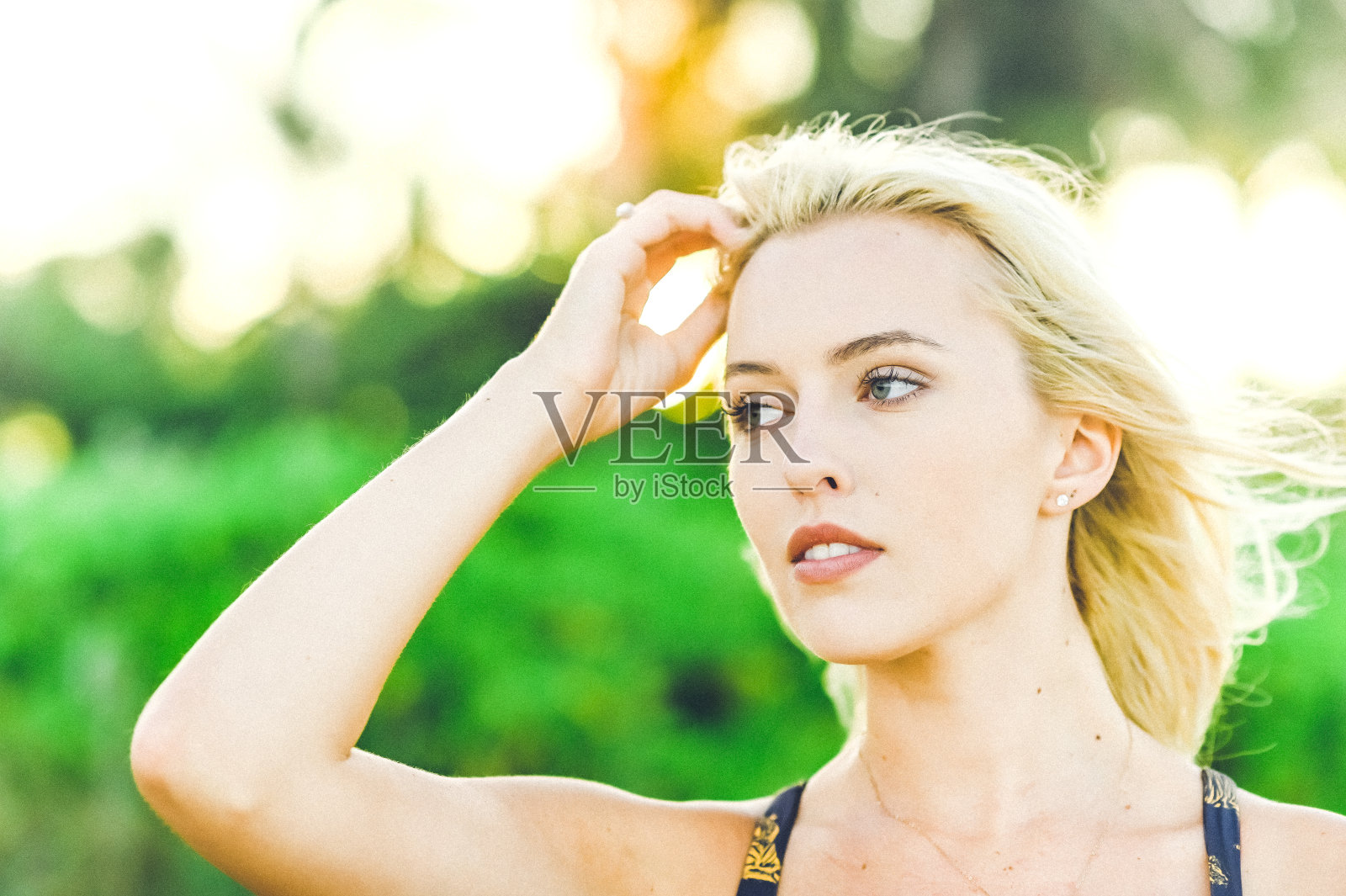 美丽的女人享受一个有风的夏日户外近距离的肖像照片摄影图片