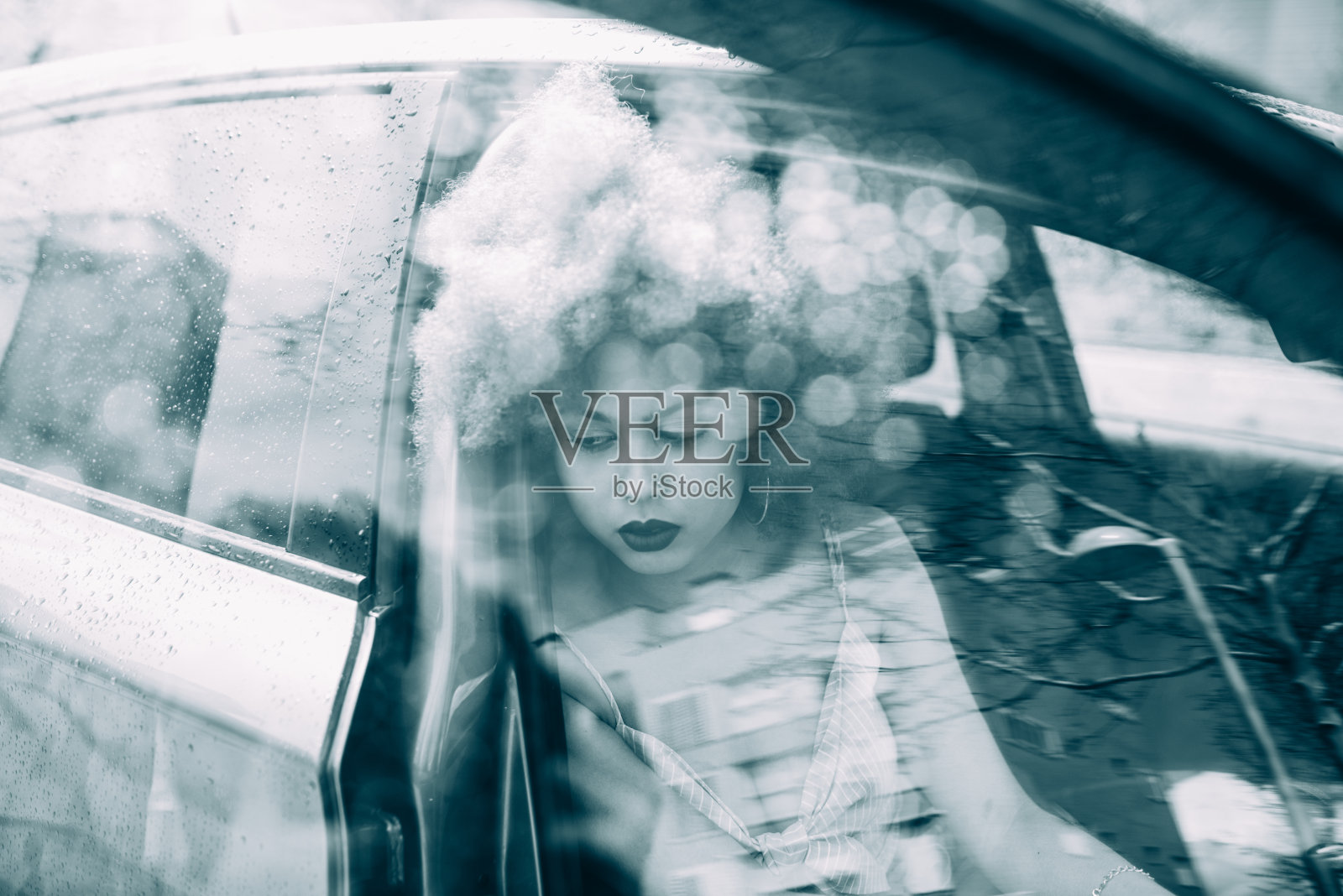 一个混血儿坐在车里照片摄影图片