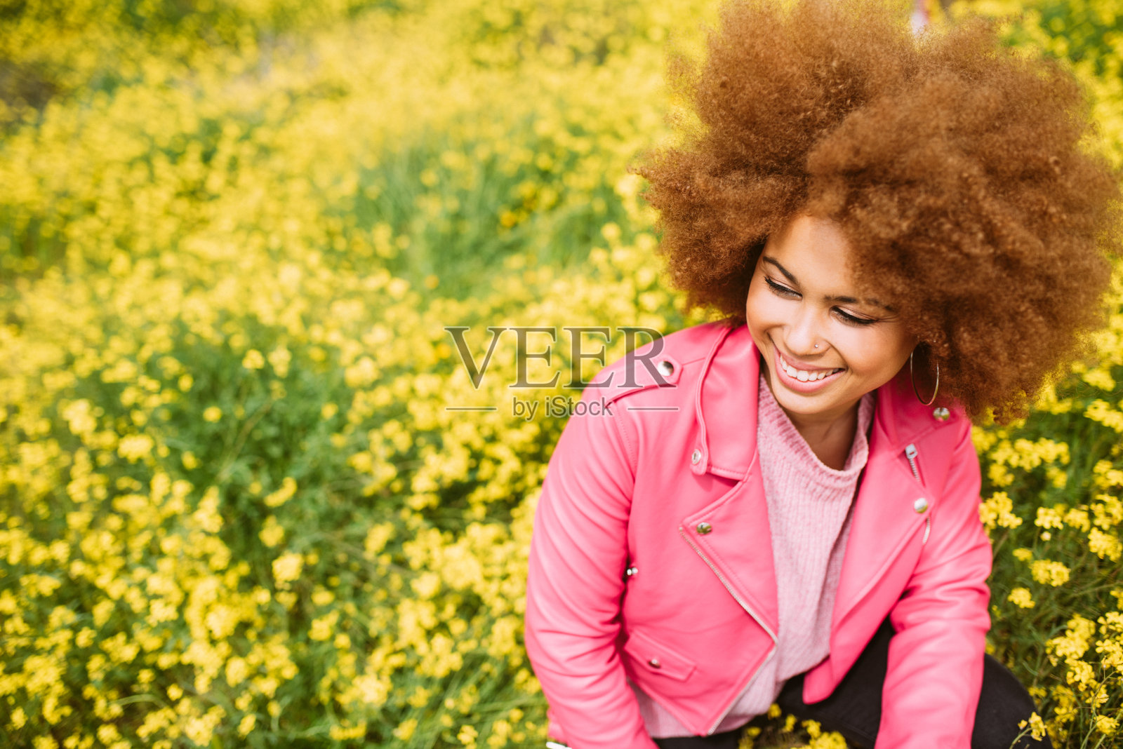 幸福的混血女人在美丽的花田照片摄影图片