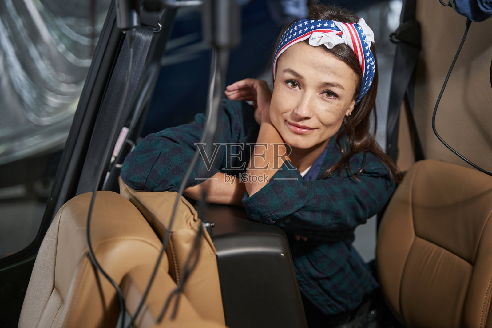 优雅的黑发女机修工在飞机沙龙照片摄影图片