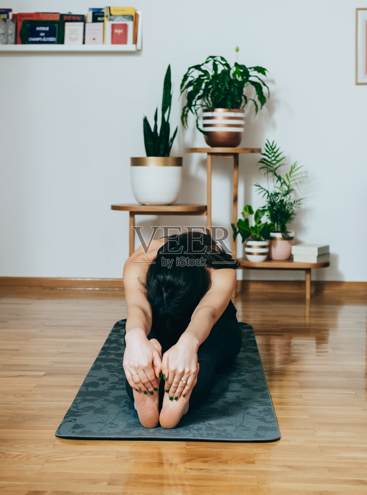 一个匿名的女人在早上做热身运动照片摄影图片