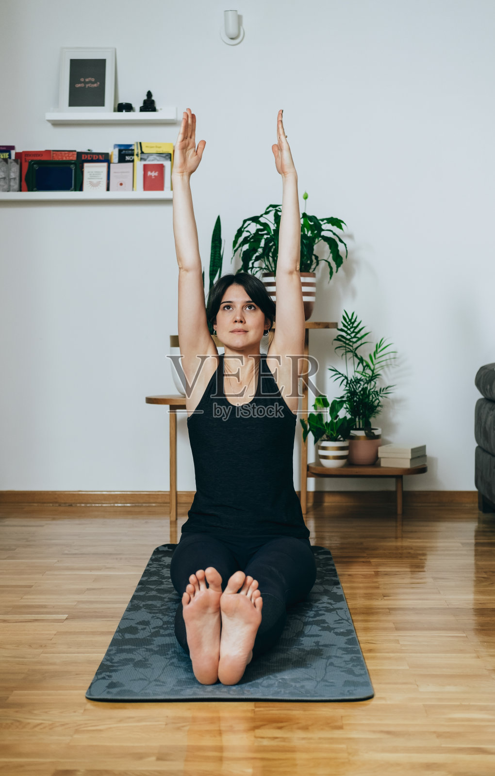 美丽的女人在早上做热身运动照片摄影图片