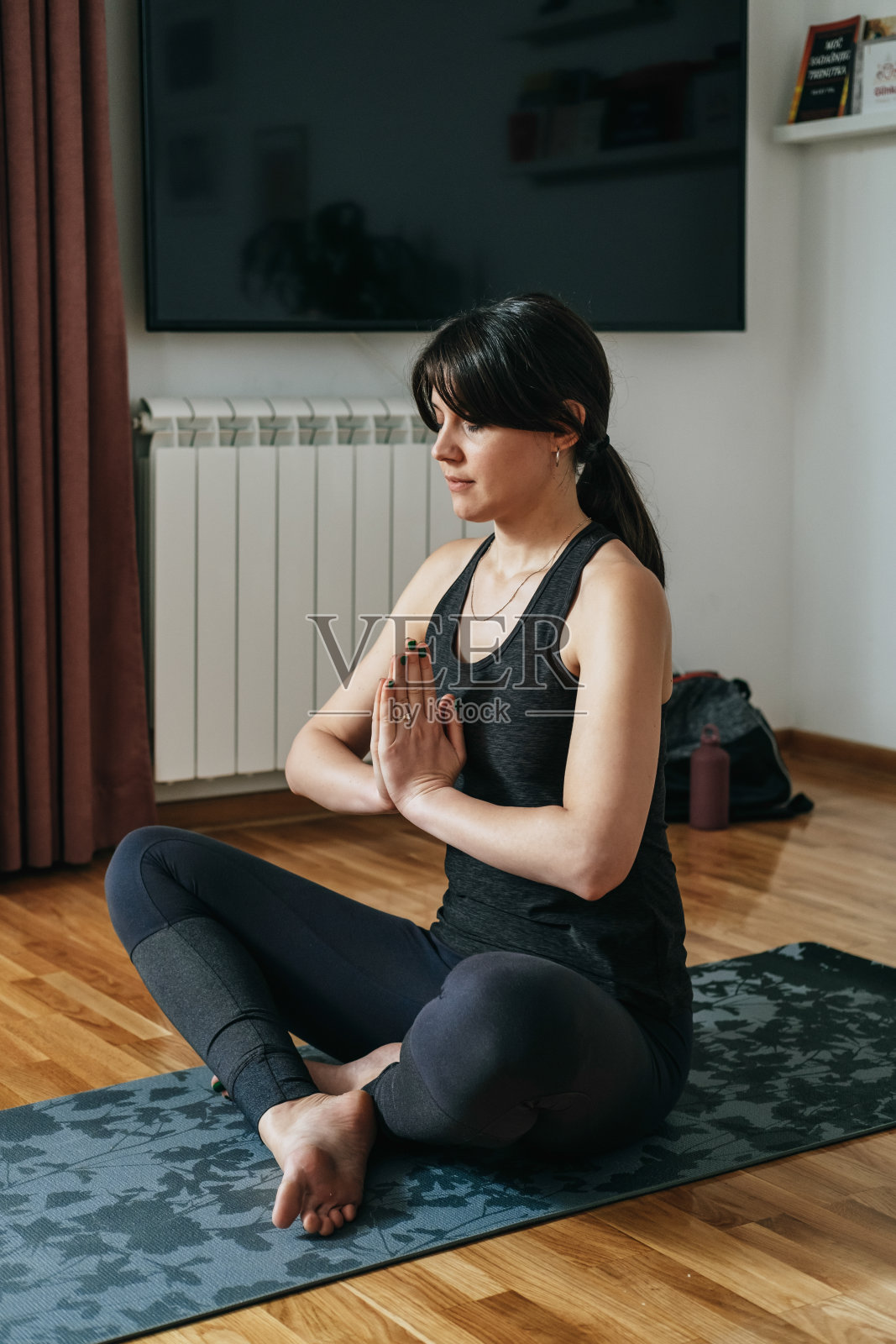 在家做合十礼瑜伽姿势的女人照片摄影图片