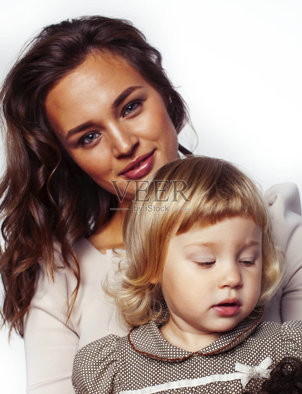 拥抱在一起的快乐母女，时尚家庭生活照照片摄影图片