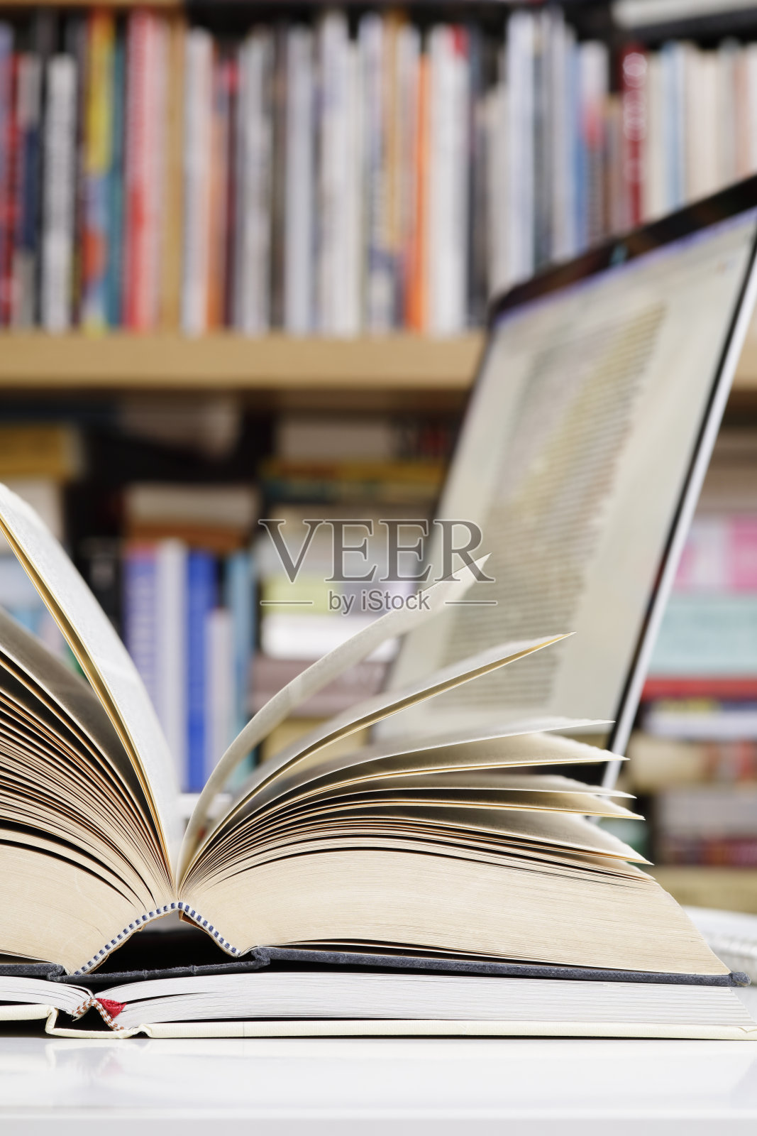 关闭图书馆里打开的书和笔记本电脑照片摄影图片