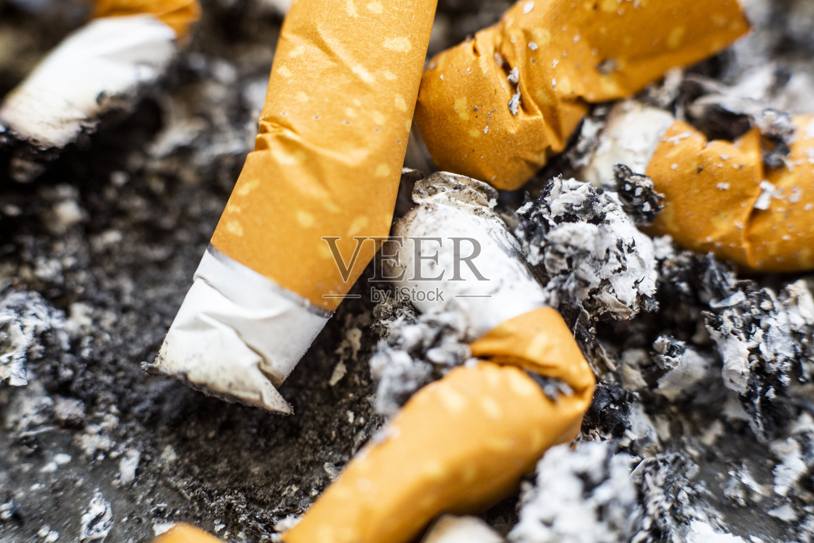 烟灰缸里的烟头照片摄影图片