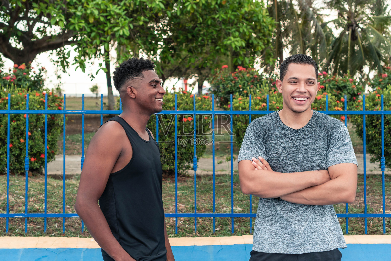 两个穿着运动服的朋友在街上玩耍照片摄影图片