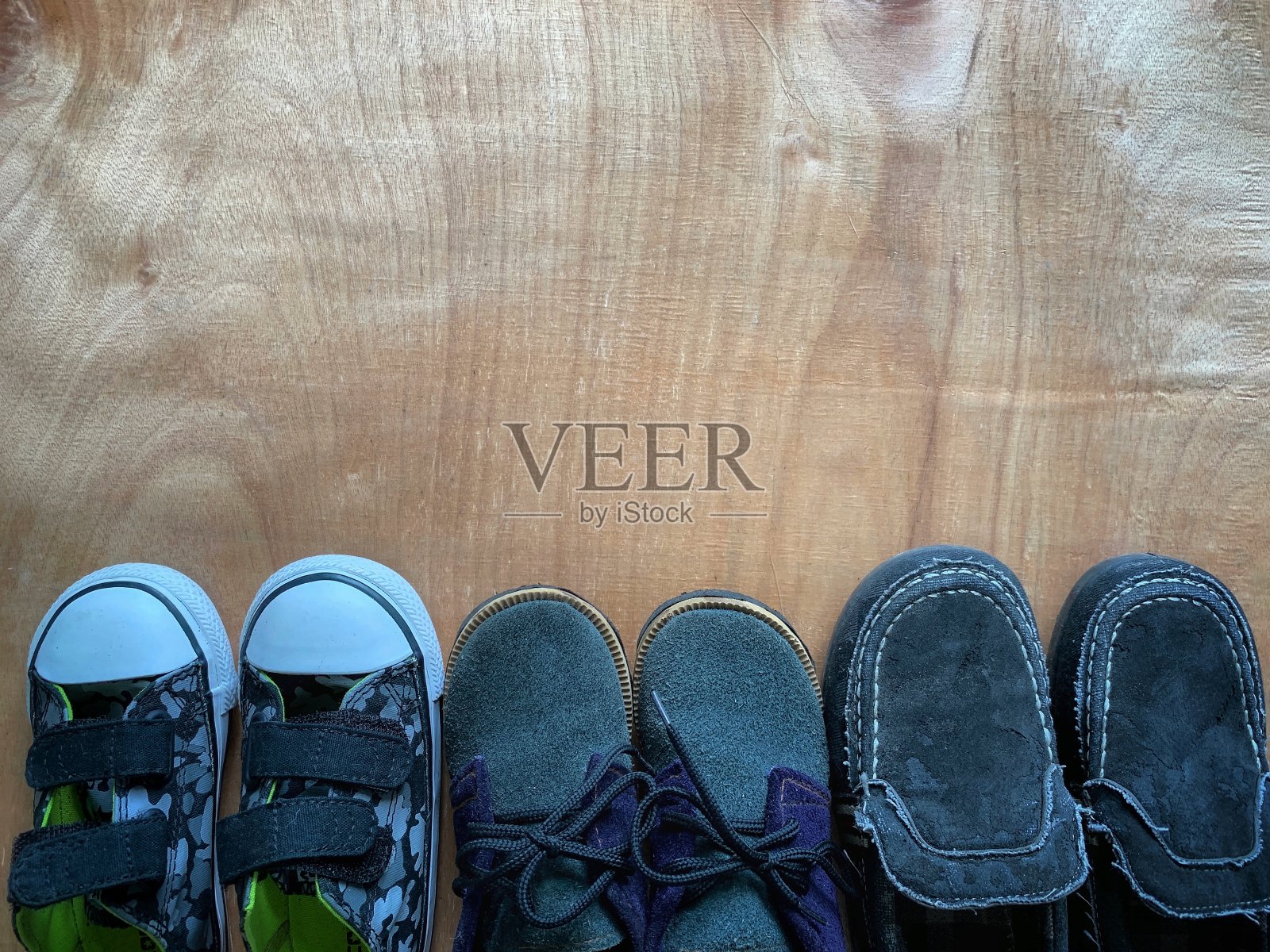 孩子们用过的旧鞋子的特写。儿童的概念。照片摄影图片