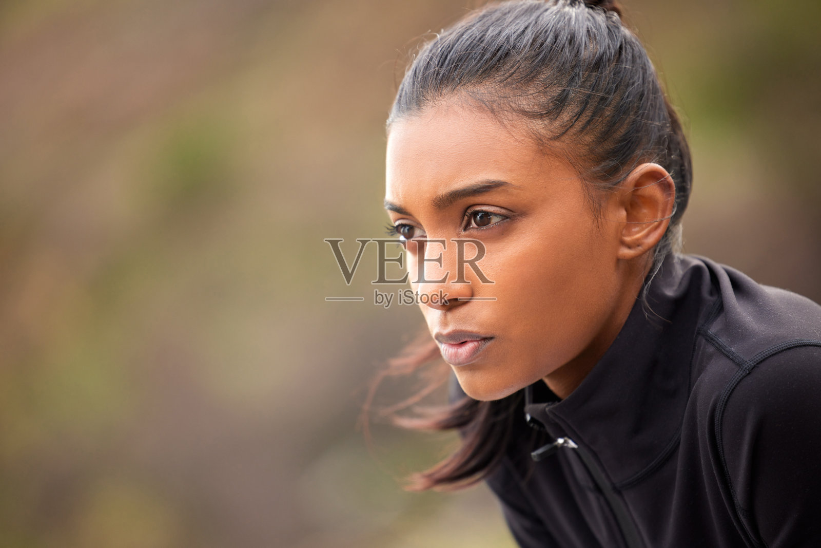 这张照片拍摄的是一位健康的年轻女子在户外慢跑时呼吸顺畅照片摄影图片