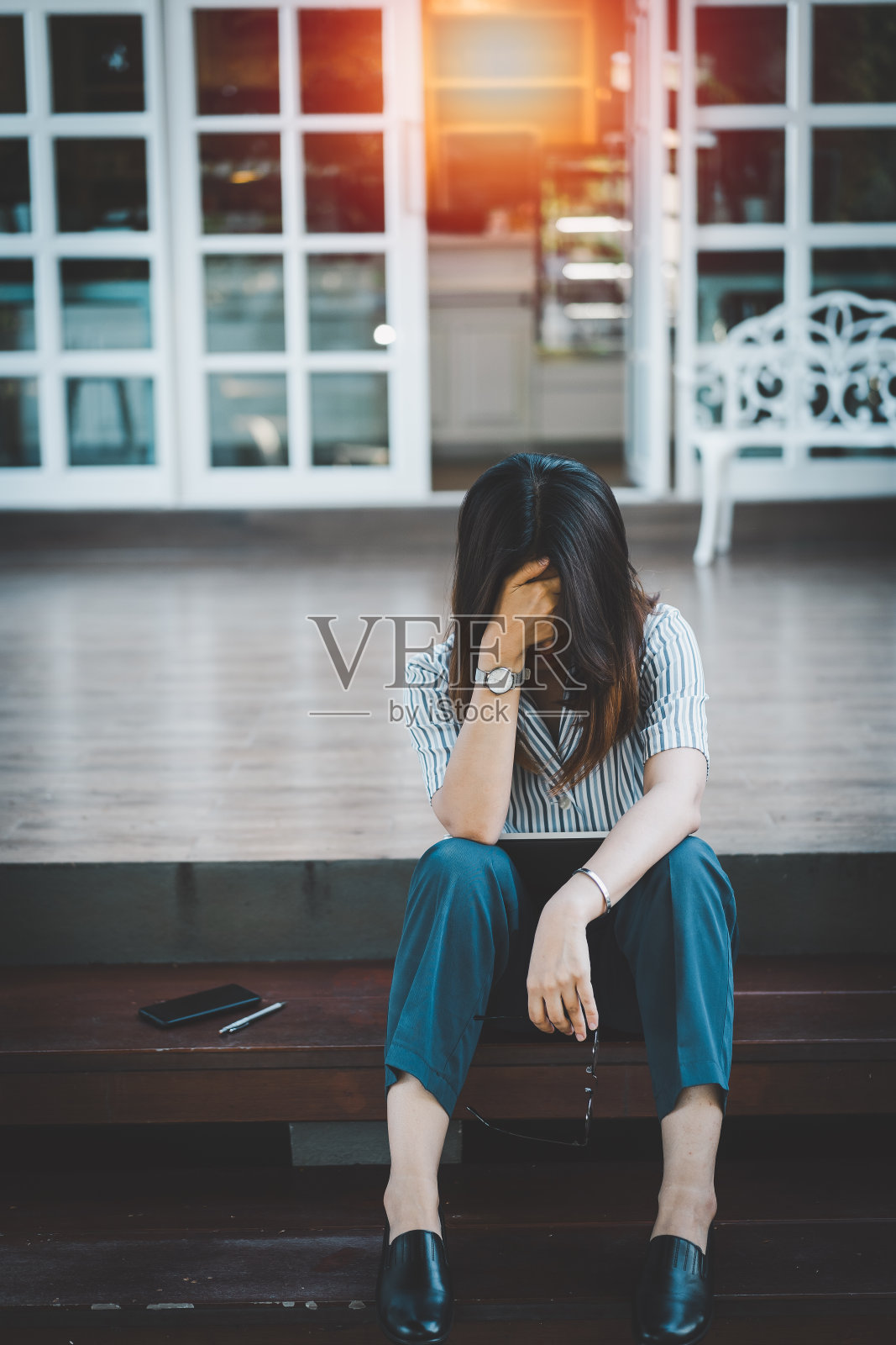 商务女性坐在户外的楼梯上，工作压力大，概念工作生活平衡，倦怠综合症，抑郁症概念。照片摄影图片