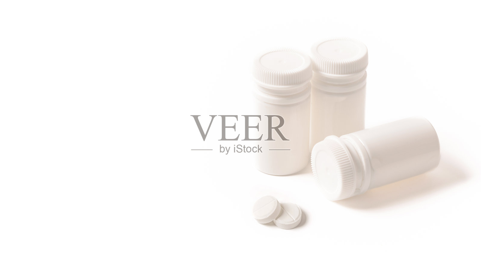 白色药瓶在一个白色孤立的背景。照片摄影图片