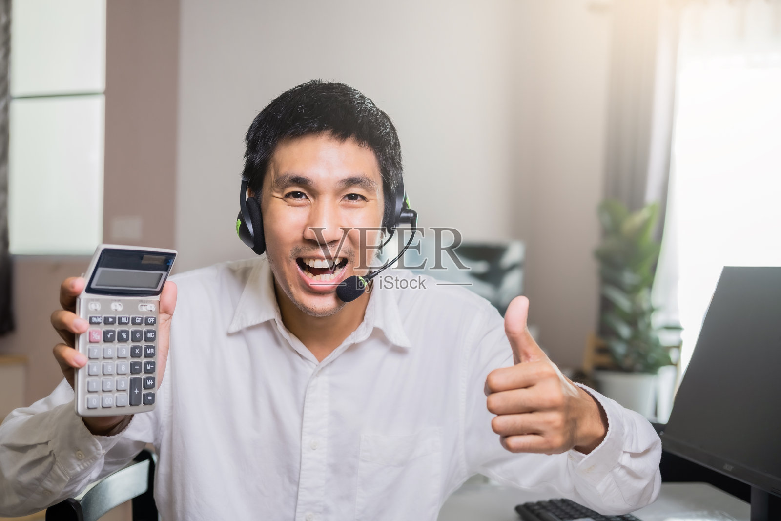 亚洲男性手写订单产品清单在笔记上为在线客户在仓库家庭办公室订购产品从在线到商业货物供应市场服务交付从家庭办公室。照片摄影图片