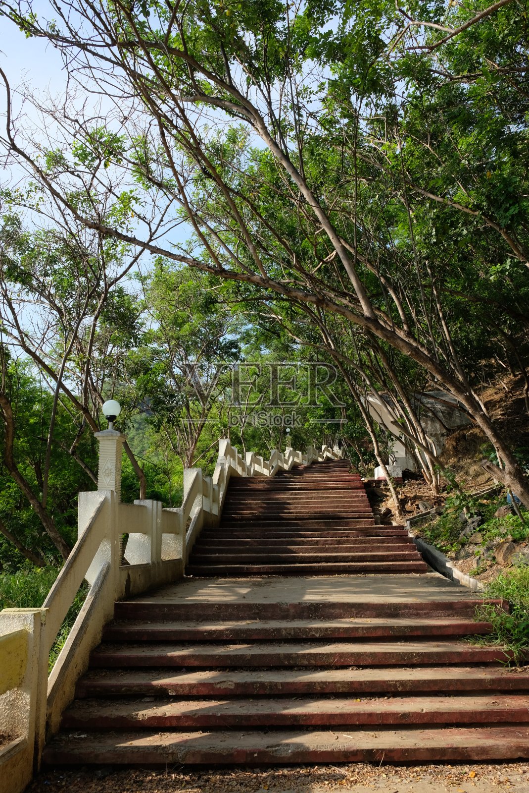 在东帝汶帝力的Fatucama半岛尽头的山顶上，可以看到通往Cristo Rei雕像的楼梯。照片摄影图片