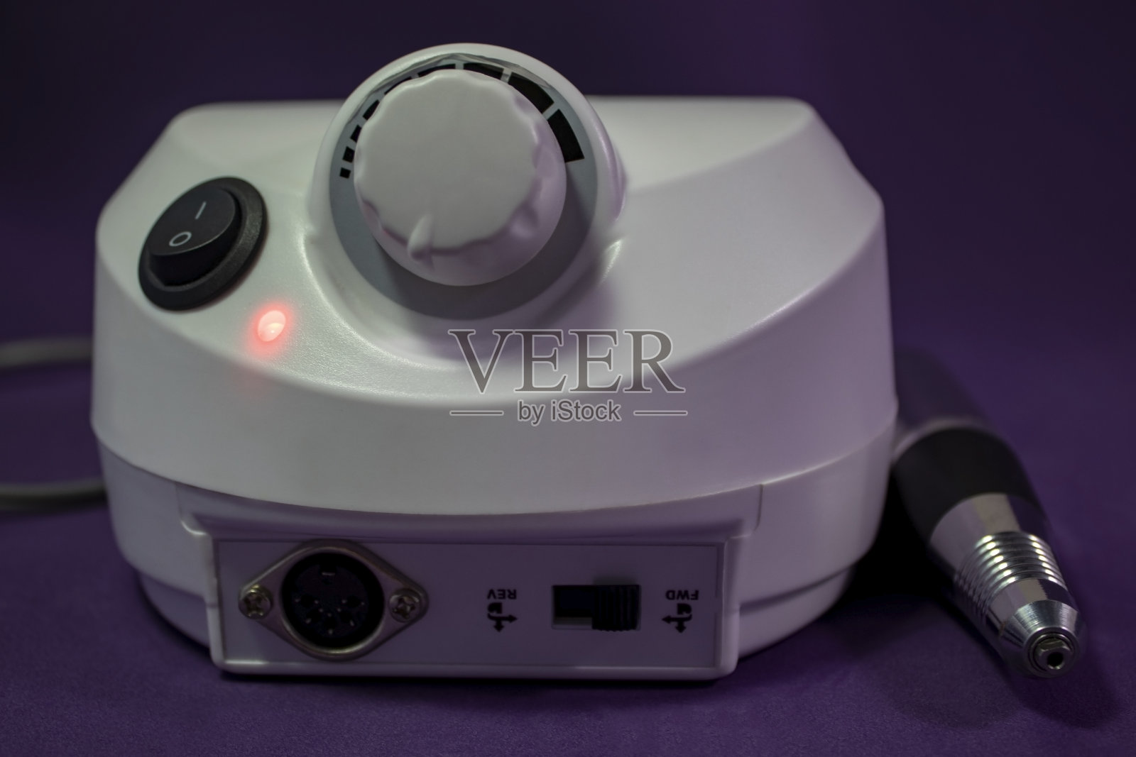 Frazier为法国修甲和修脚在紫色的背景。专为美甲师设计的专用设备。照片摄影图片