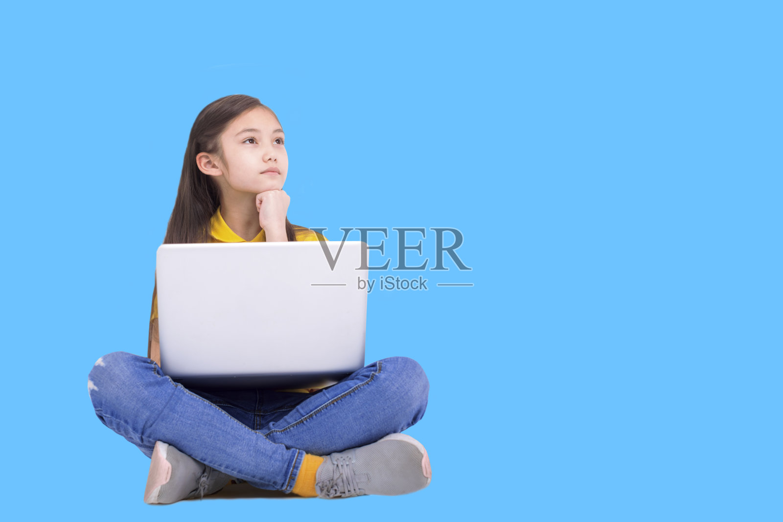 女学生用笔记本电脑学习，思考问题照片摄影图片