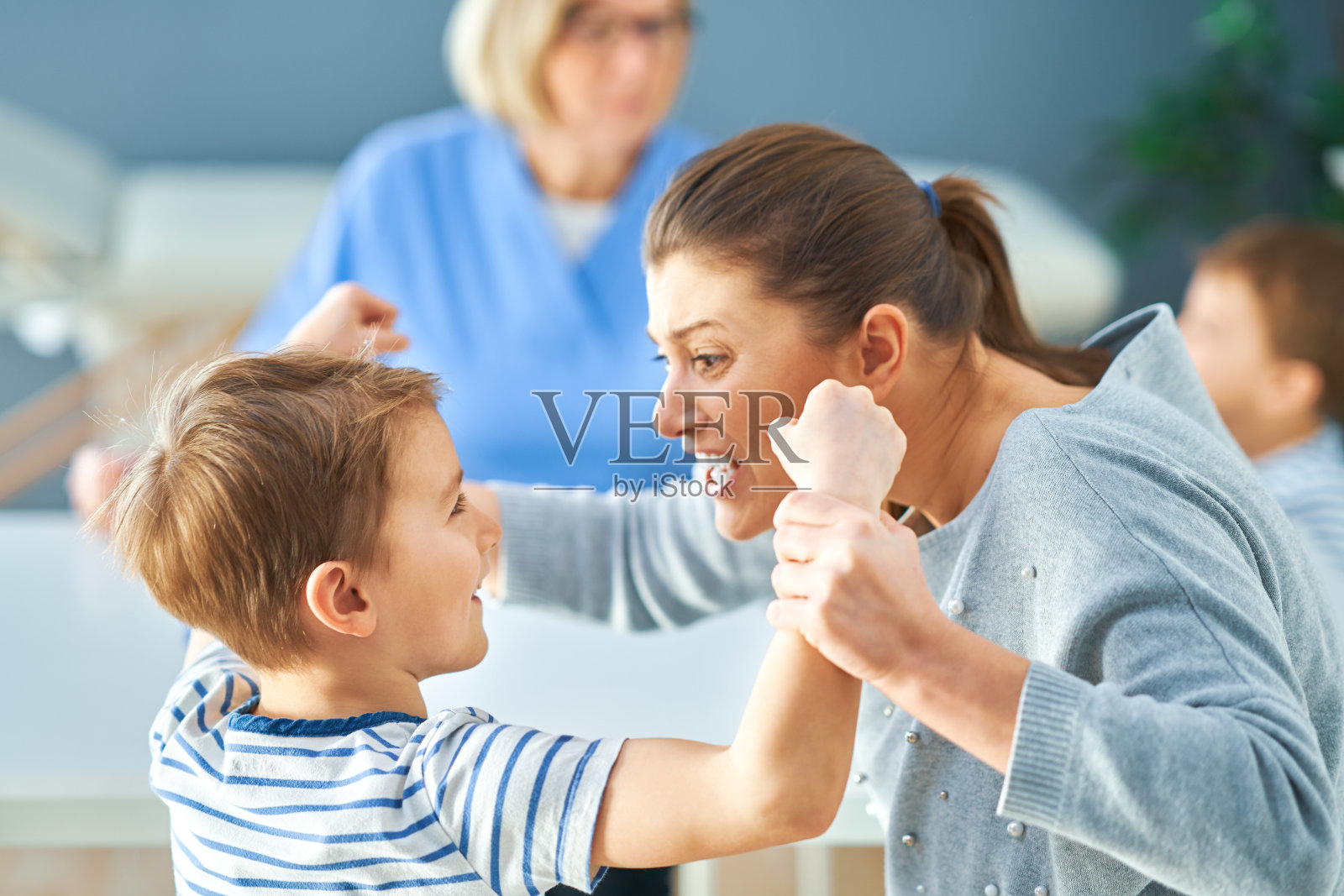 带焦虑儿子看儿童心理医生的母亲照片摄影图片