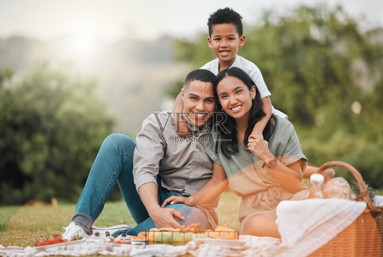 拍摄的是一个年轻的家庭一起享受野餐照片摄影图片
