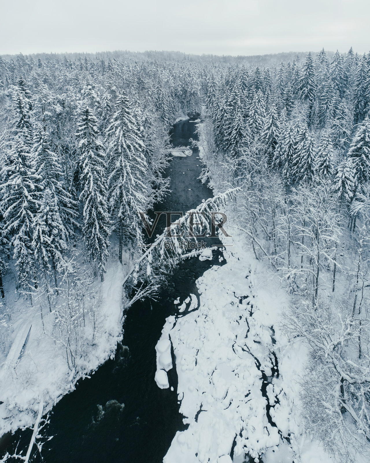 从空中俯瞰阿玛塔河和森林在冬季雾蒙蒙的一天照片摄影图片