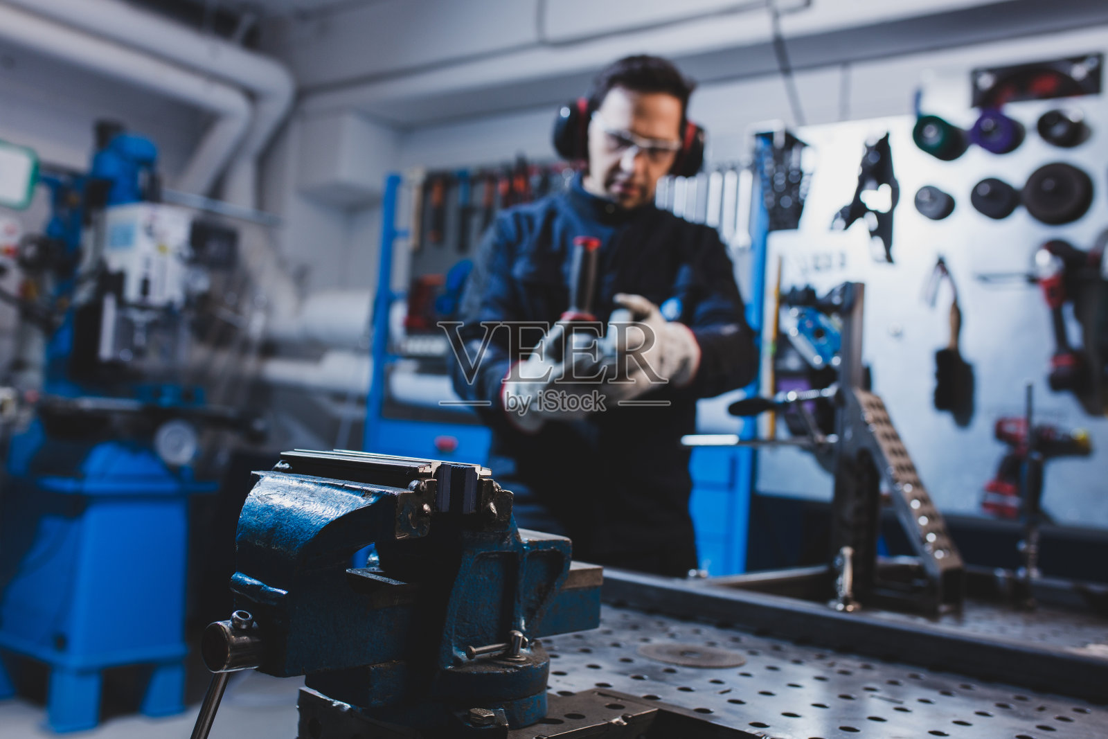 金属固定工作台的特写，背景是一个机械散焦。照片摄影图片