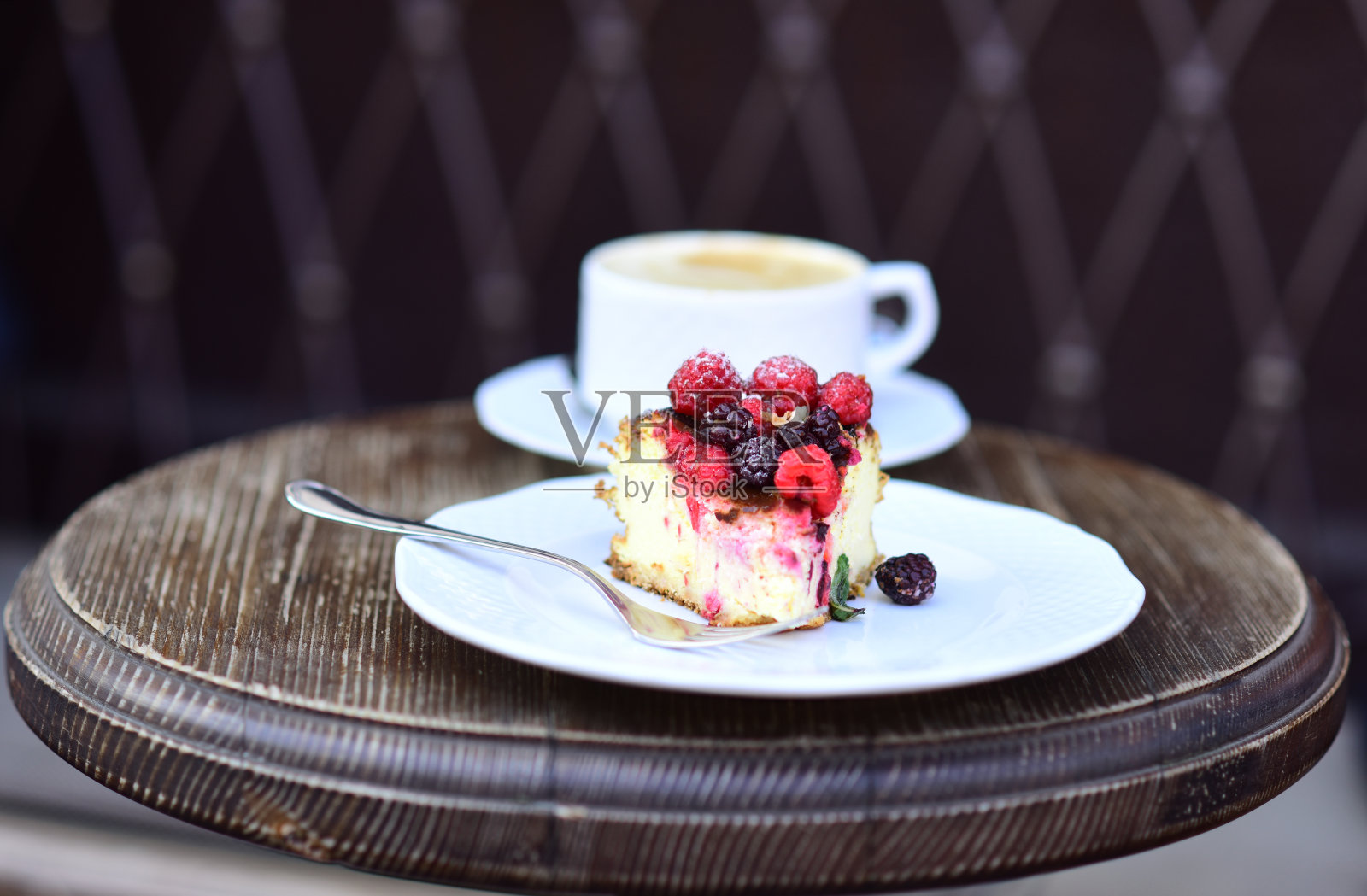 法式蛋糕店的概念。芝士蛋糕加浆果和咖啡照片摄影图片