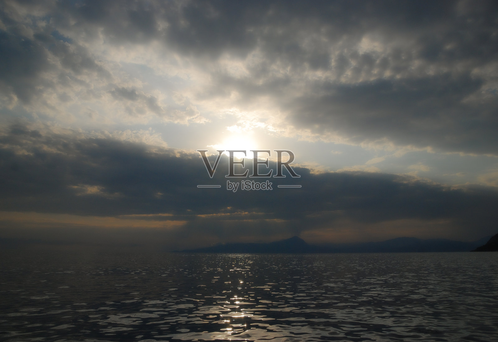 太阳藏起来了。照片摄影图片