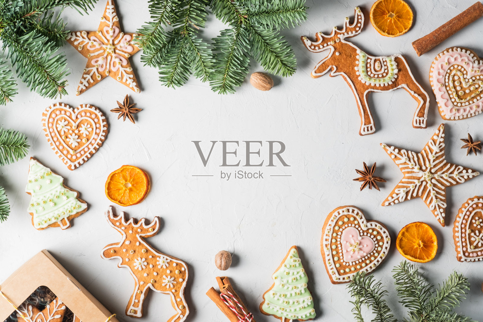 圣诞节自制姜饼饼干。照片摄影图片