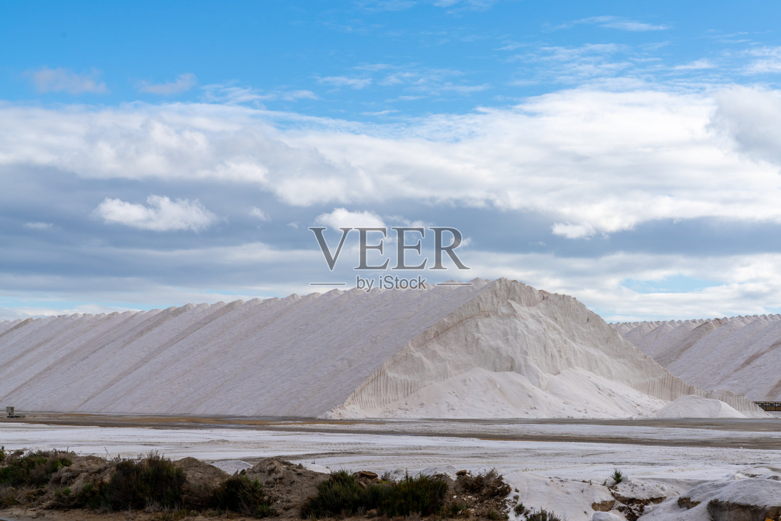 西班牙Santa Pola盐矿的工业海盐群山的详细视图照片摄影图片