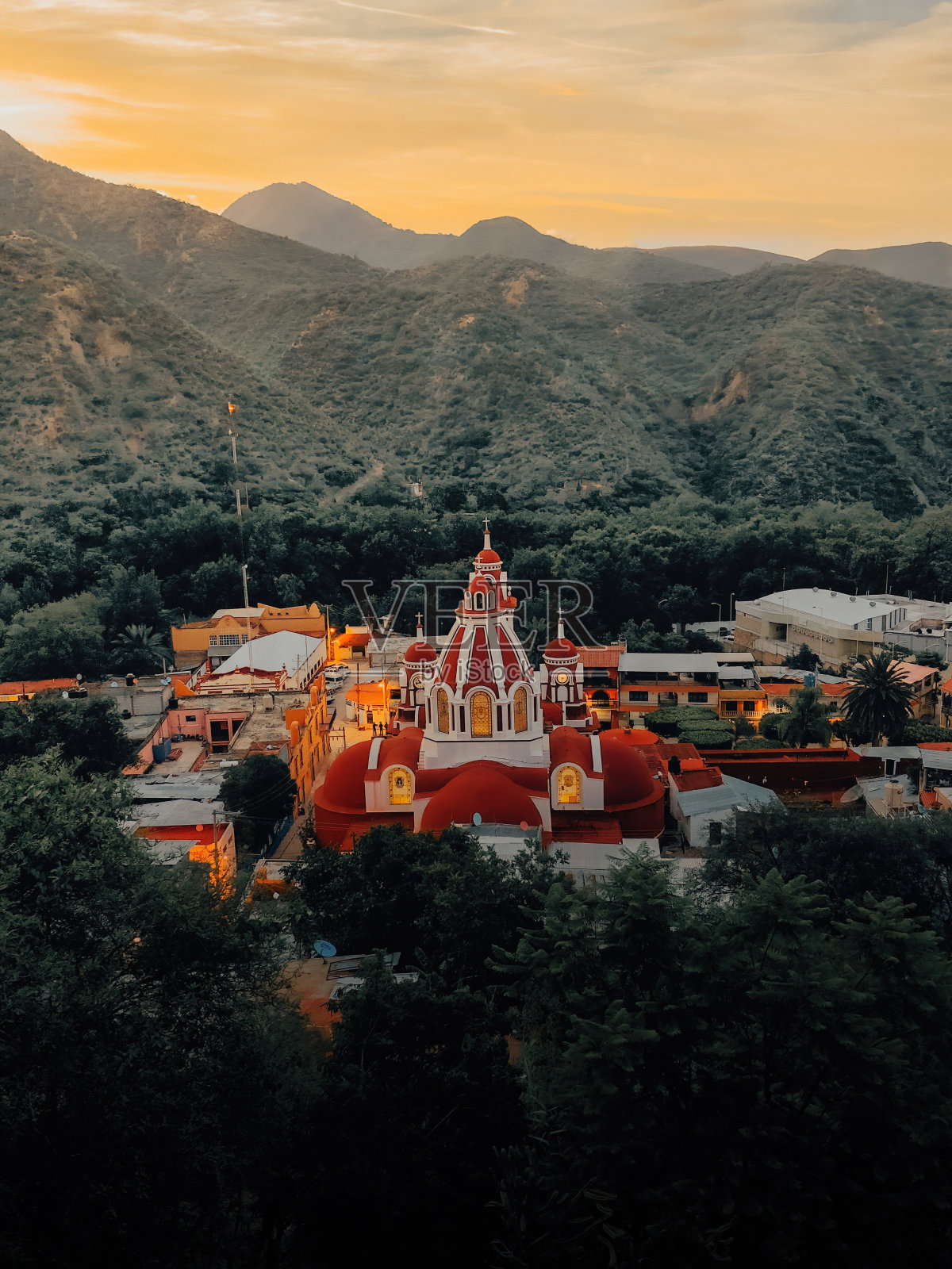 位于森林之间的城市Xichú瓜纳华托照片摄影图片