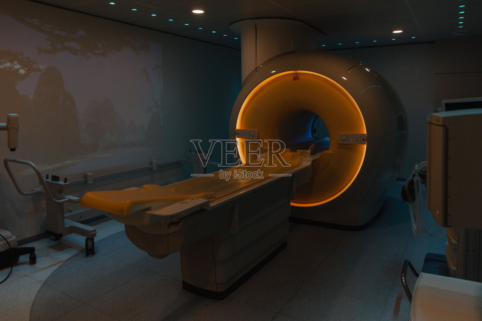 现代医院实验室的医学CT或MRI扫描。放射科内部。技术先进的白室设备。磁共振诊断机照片摄影图片