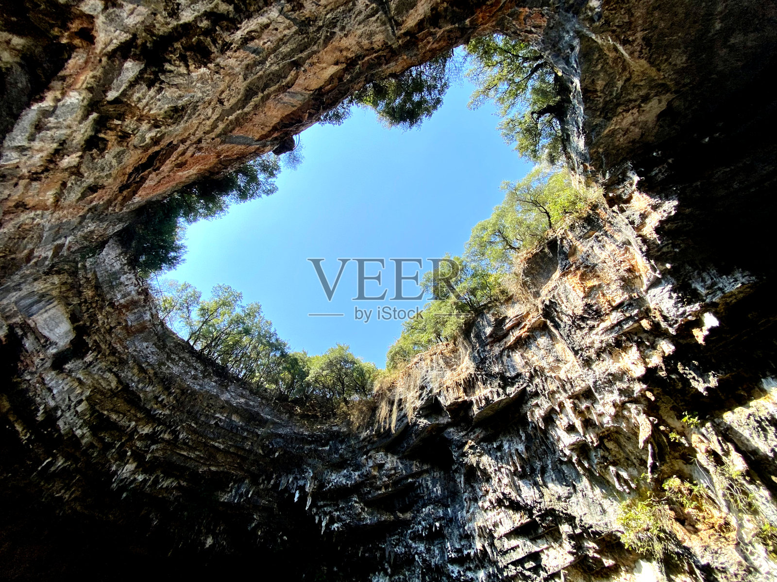 梅丽珊洞穴上的天空照片摄影图片