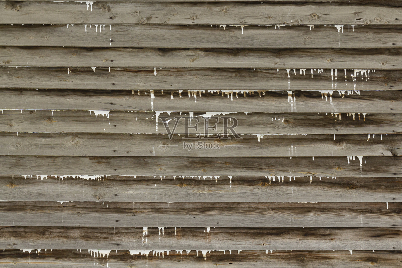 背景以带有油漆条纹的旧木板的形式呈现。照片摄影图片