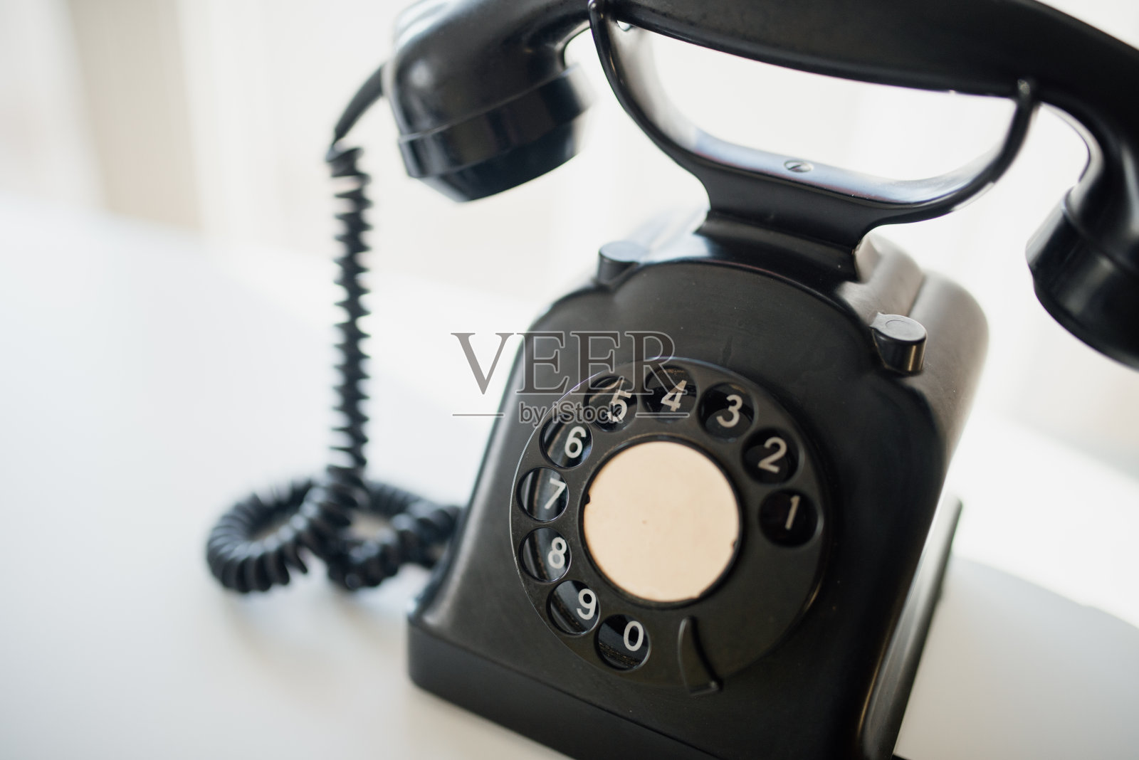 办公室里老式电话的特写。照片摄影图片