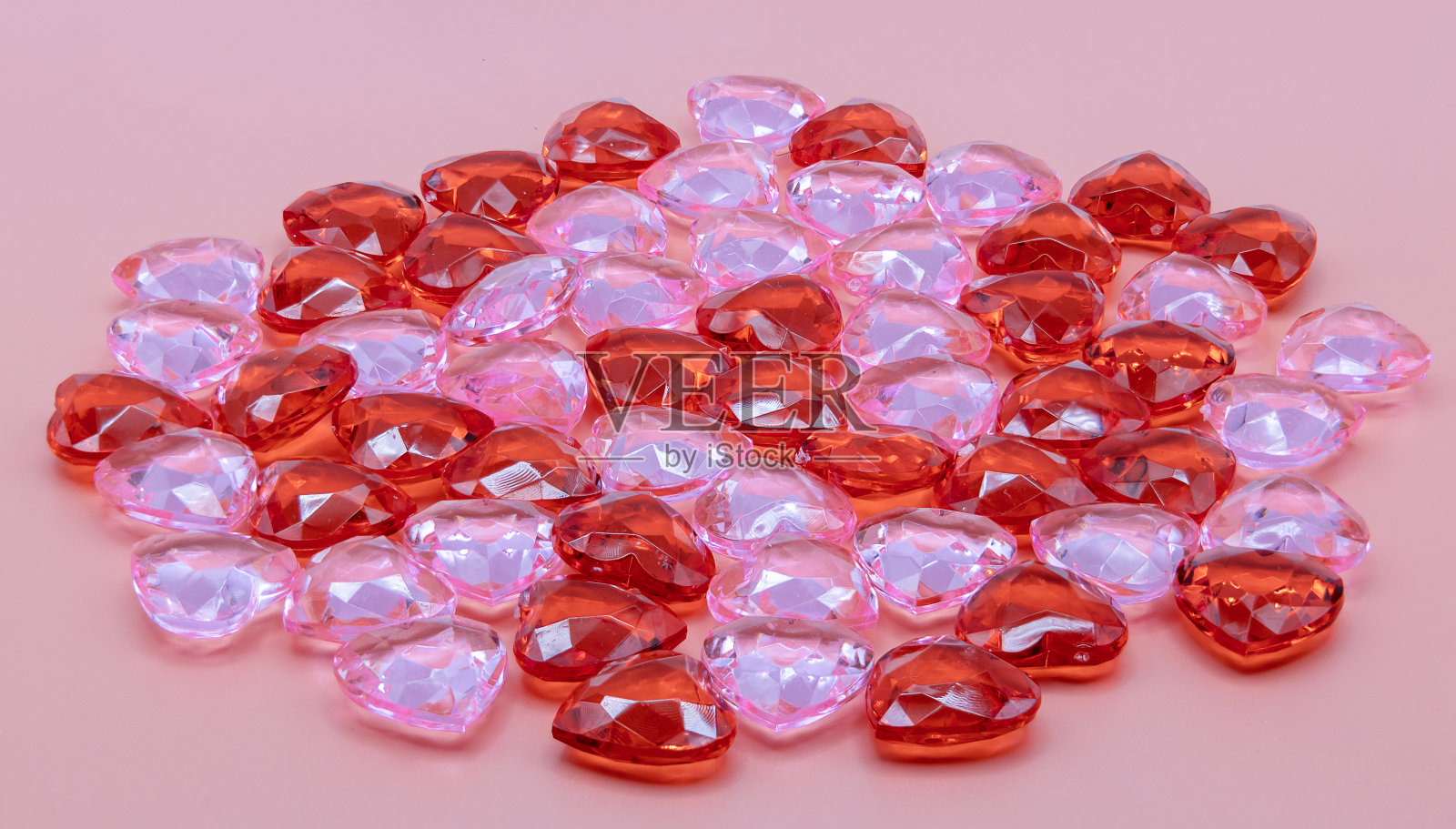 粉红色和红色闪亮的小心脏。情人节的背景照片摄影图片