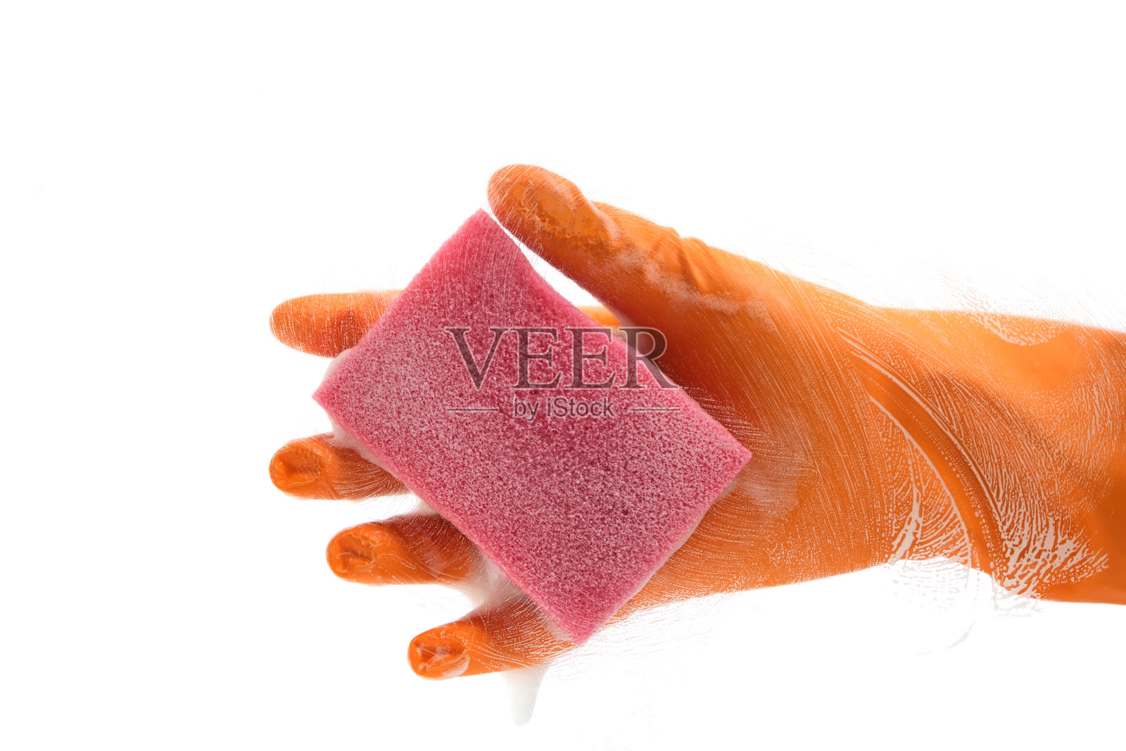 戴着手套的手用湿海绵在白色背景上用泡沫清洗窗户。照片摄影图片