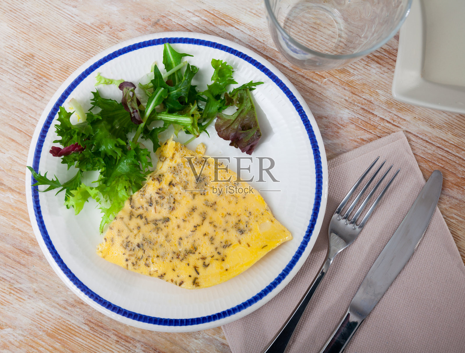 早餐吃煎蛋卷和新鲜生菜沙拉照片摄影图片