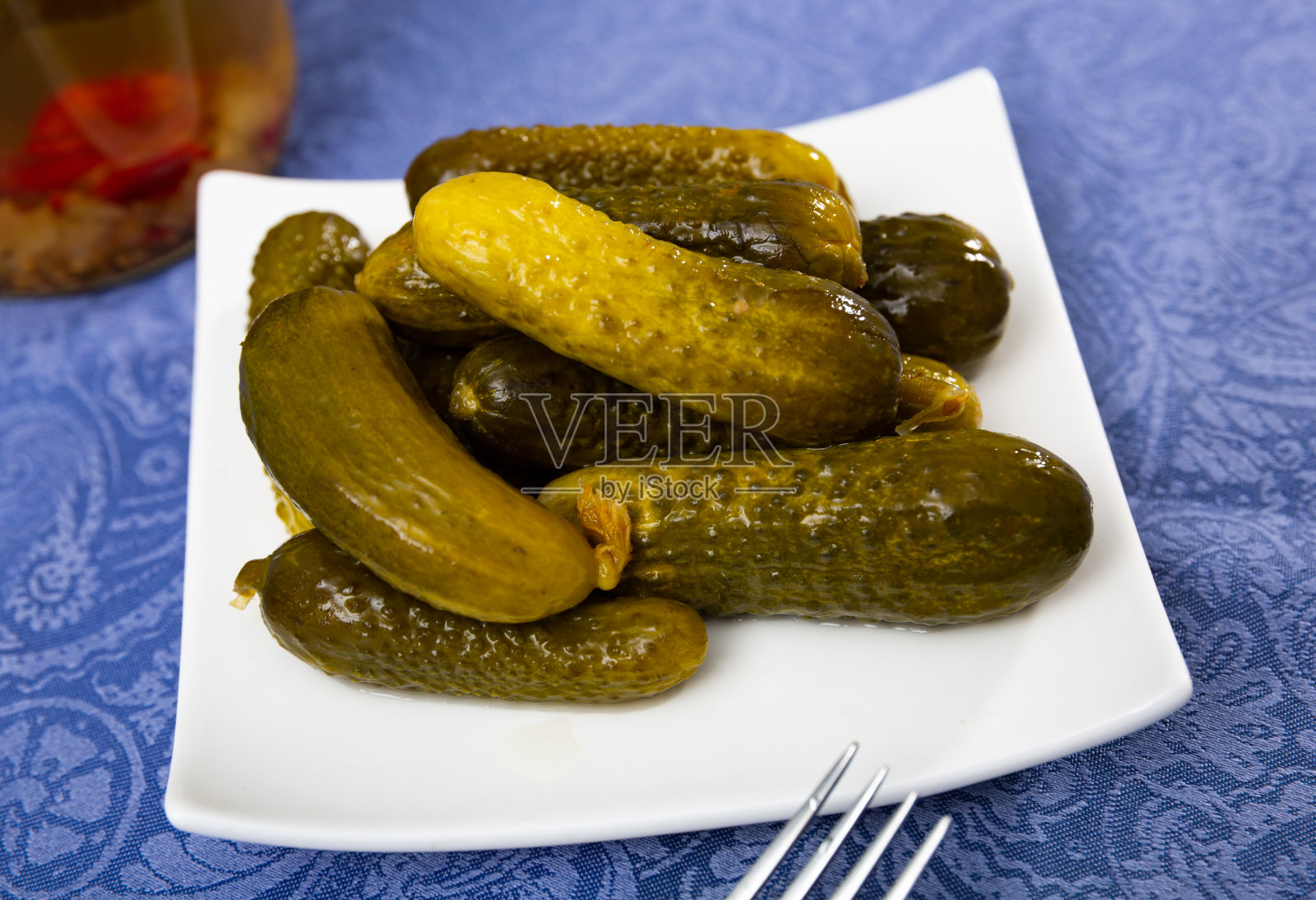 白盘子上的腌黄瓜，自制的蜜饯照片摄影图片