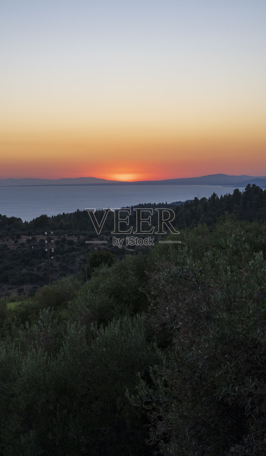 日落时美丽的大海的宁静景象。照片摄影图片