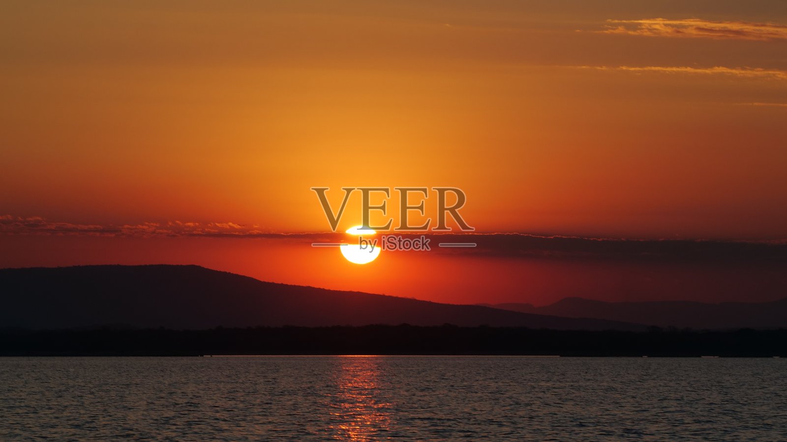 云后的落日照片摄影图片