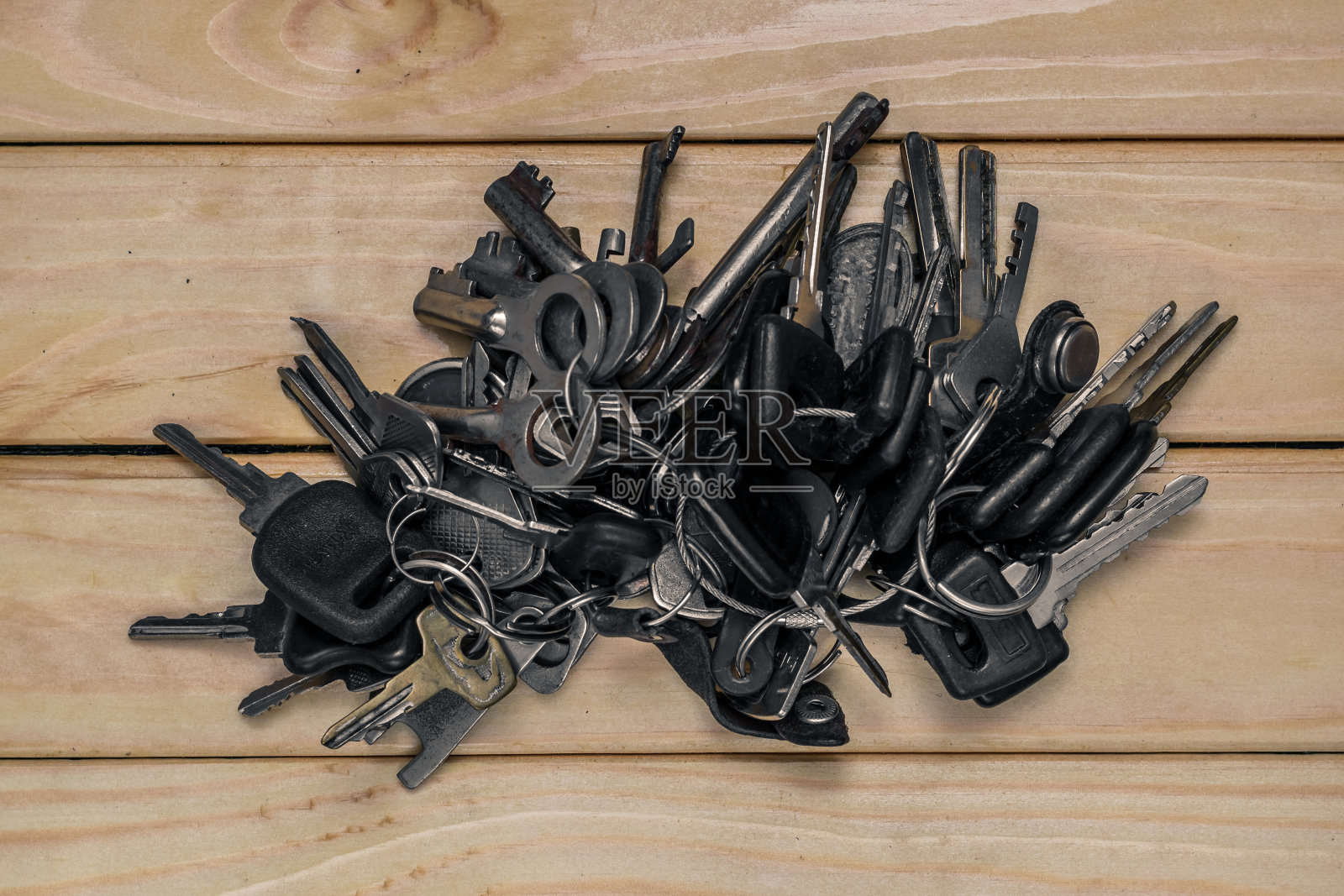 桌子上有一套不同的古董钥匙照片摄影图片