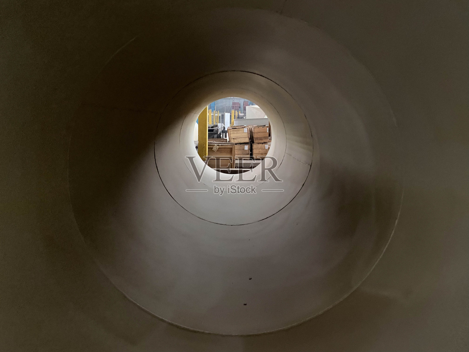 前景是一个冶金工厂的大直径管道的碎片。有选择性的重点。本空间照片摄影图片