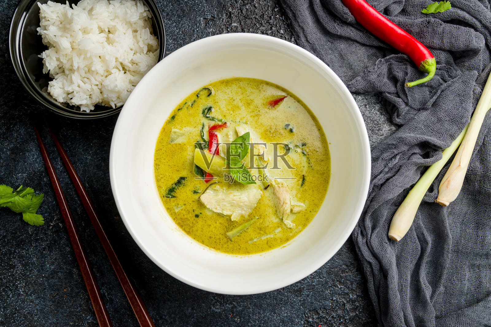 绿冬山药配鸡饭在黑石桌上俯瞰照片摄影图片