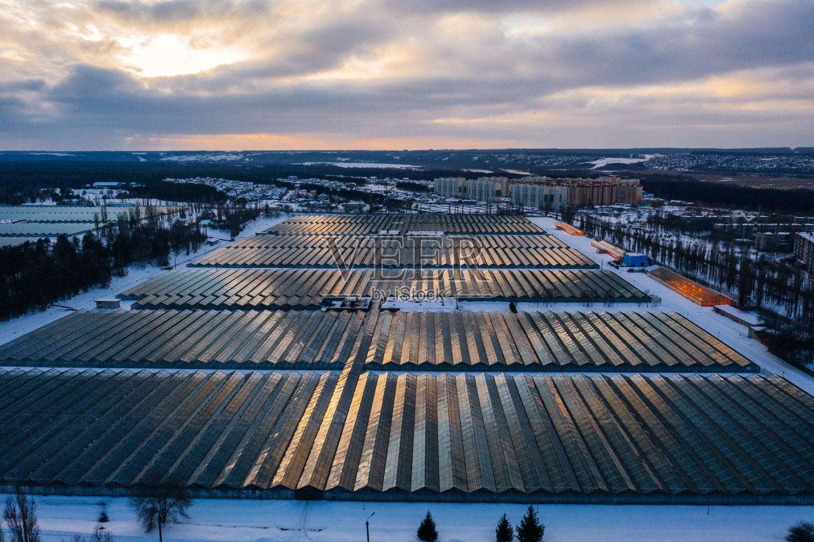 冬季鸟瞰现代玻璃温室。照片摄影图片