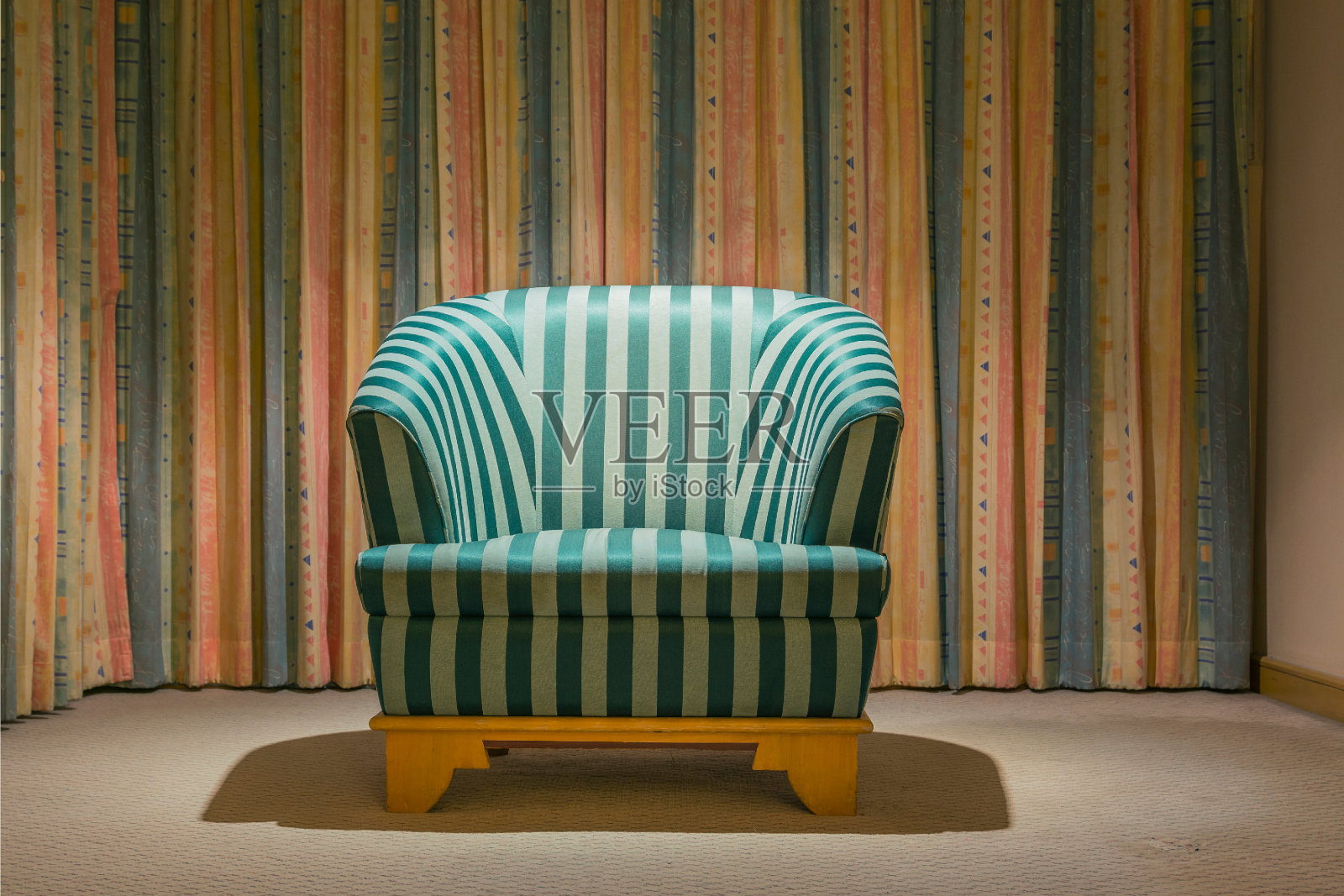带条纹窗帘的房间里的古董扶手椅照片摄影图片