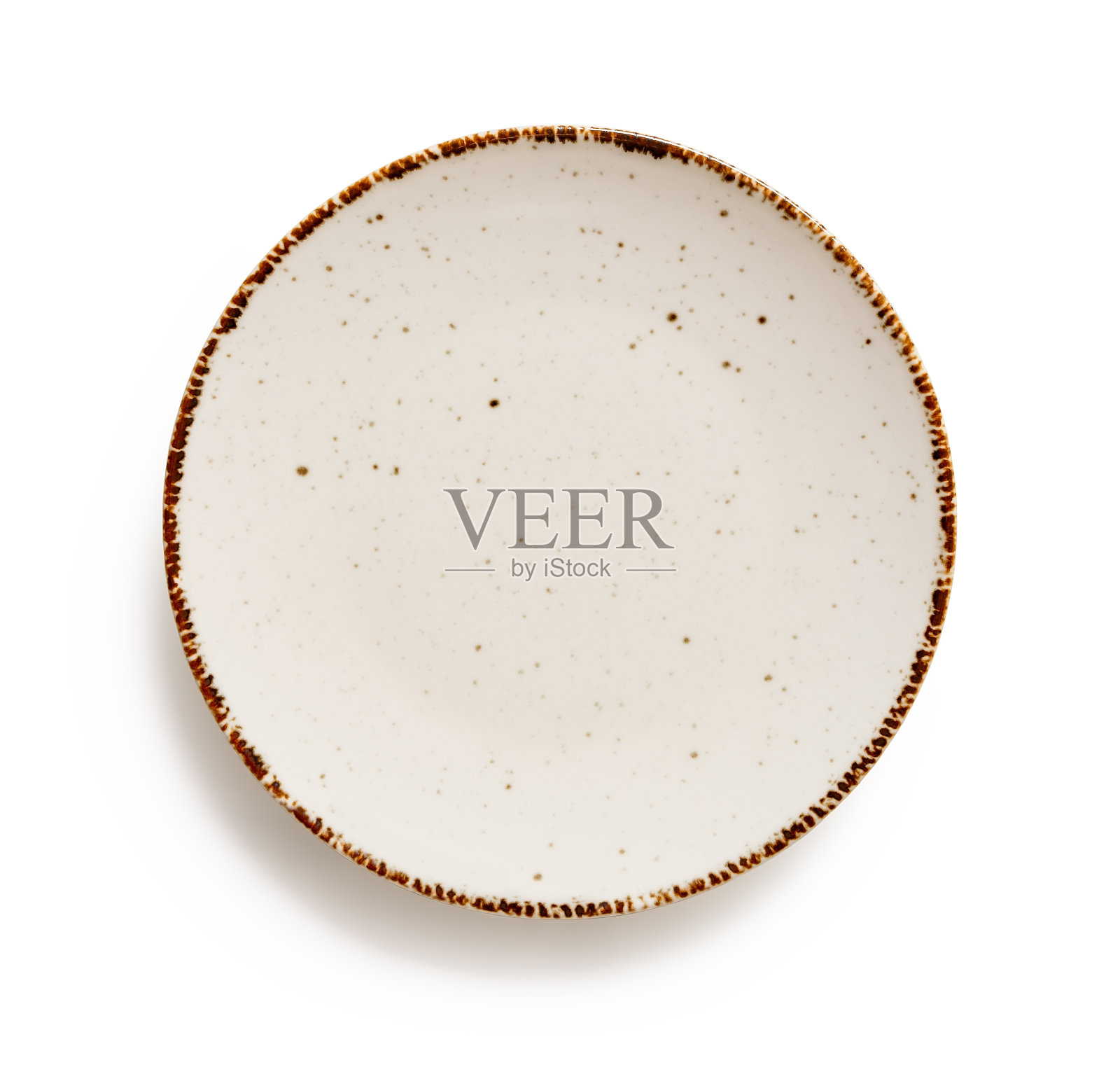 空的圆形餐盘孤立在白色的背景上。白色有斑点的盘子，有棕色边框。用于食品设计的现代陶瓷陶器。盘子和餐具的概念。照片摄影图片