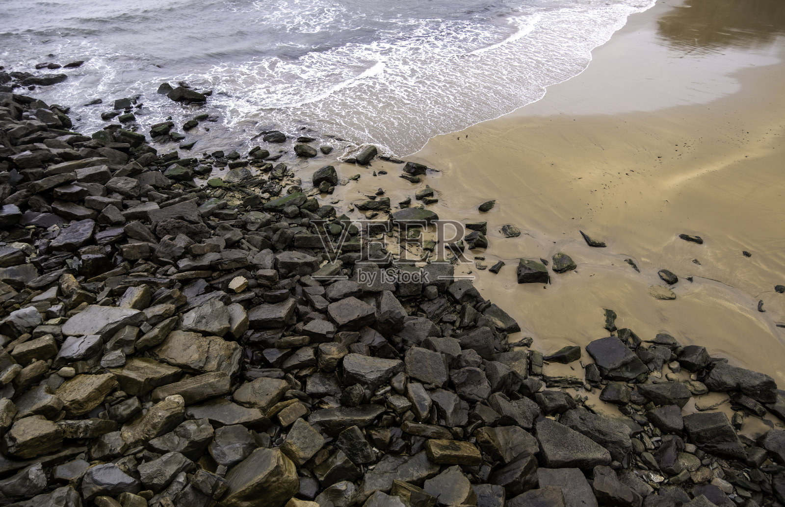 沙滩上的石头照片摄影图片