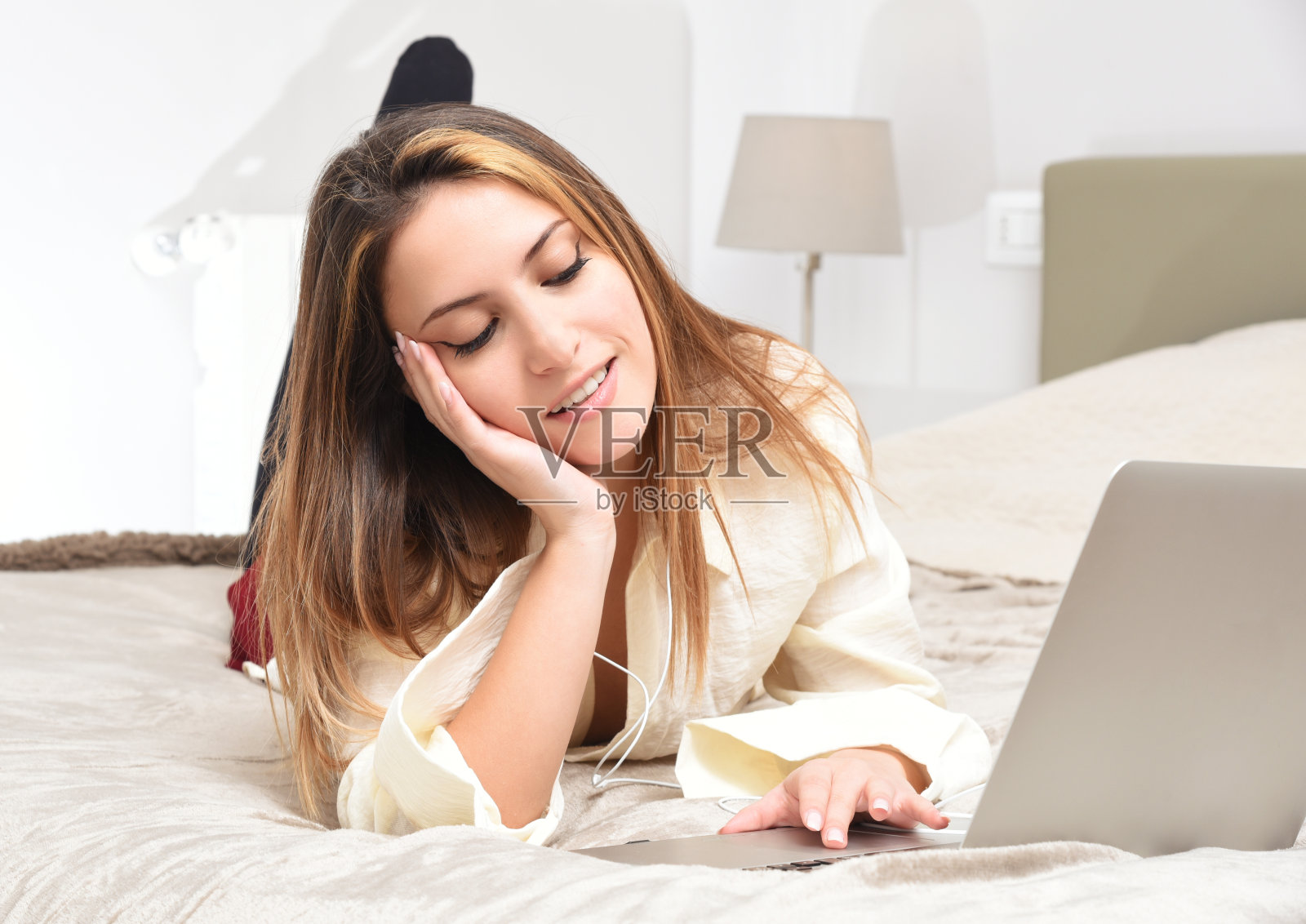 在家工作的女孩照片摄影图片