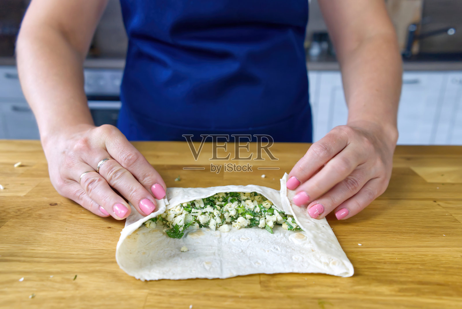 带aggs和洋葱的皮塔饼。厨师为派对准备可食用的小吃照片摄影图片