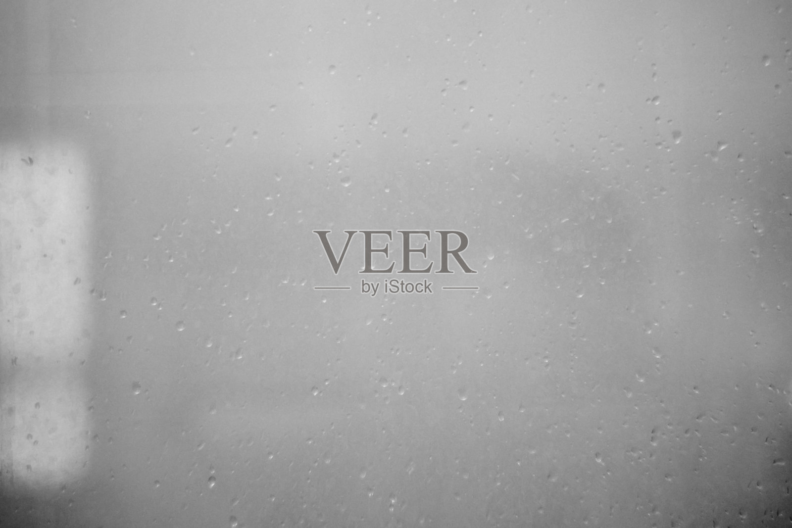 雨点在窗口与无焦点的背景照片摄影图片