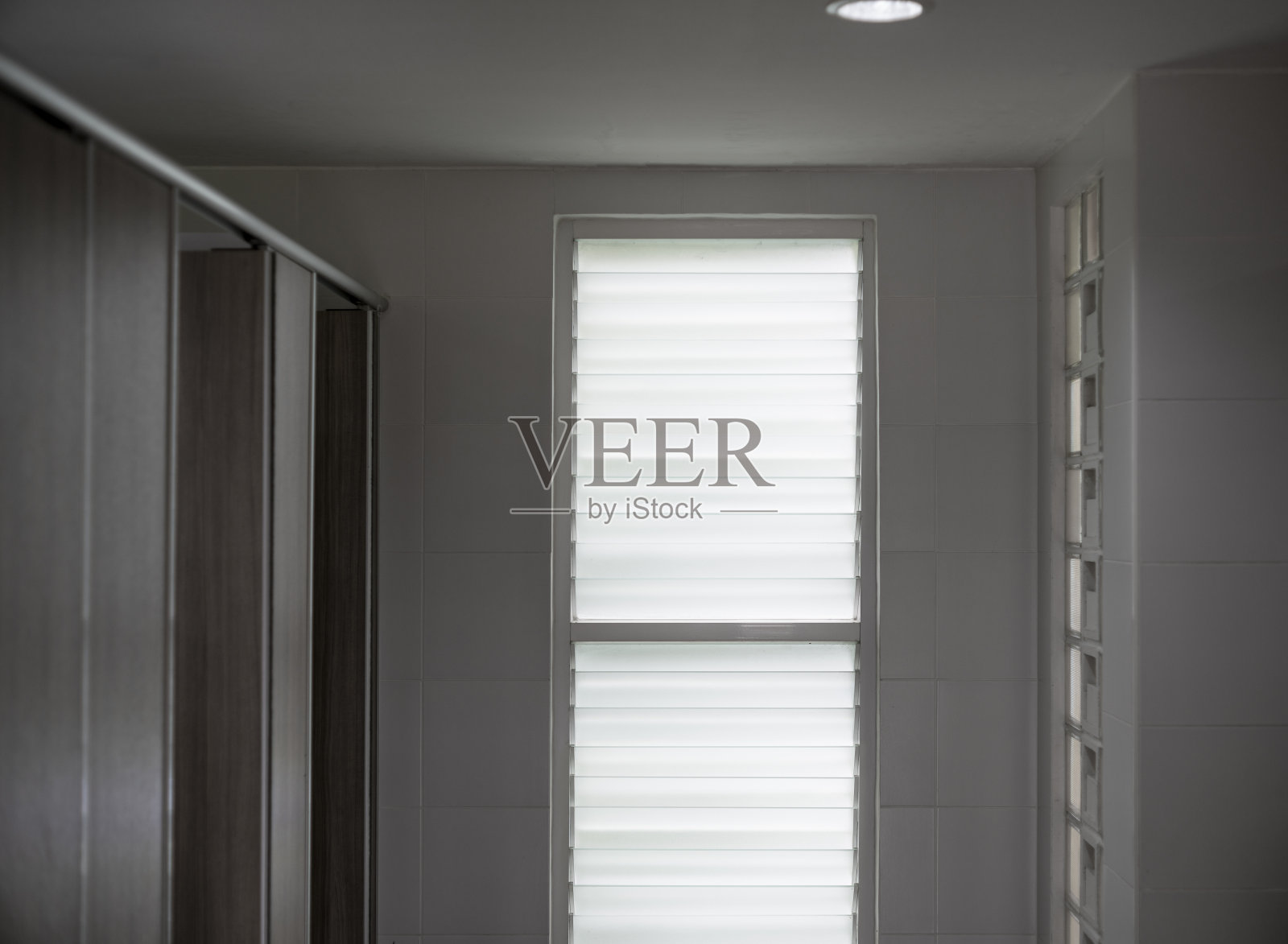 百叶窗玻璃允许光线进入建筑内部。照片摄影图片